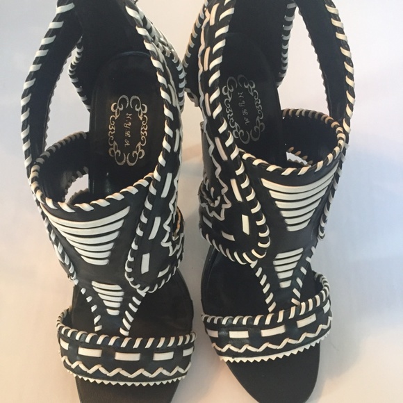 N.Y.L.A. Black & White Sassy Heels Size 8 1/2 - Picture 1 of 4